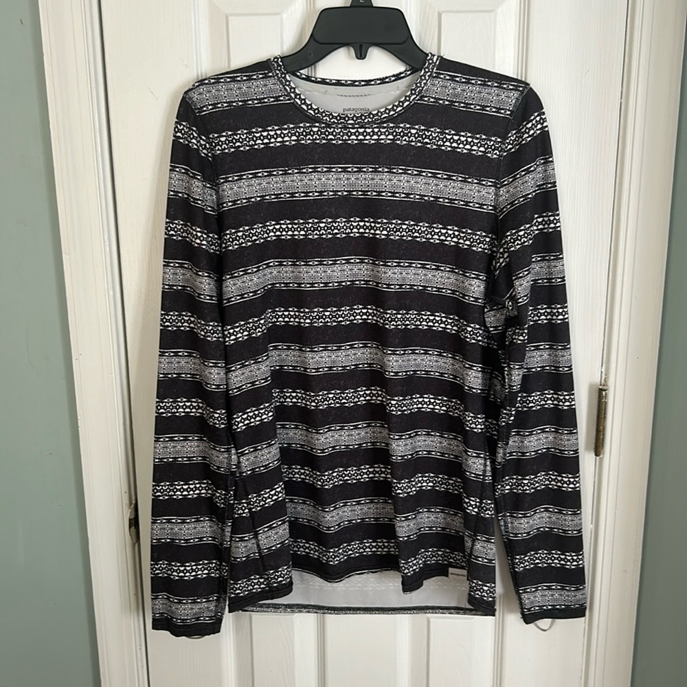 Patagonia Women's Black and Grey shirt